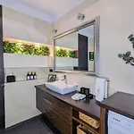 Bella Luna Luxury - Chic In Historic Square דירה