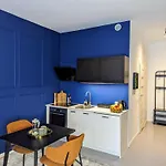 Bella Luna Luxury - Chic In Historic Square דירה *