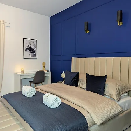 Bella Luna Luxury - Chic In Historic Square דירה