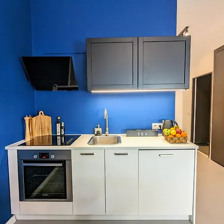 Bella Luna Luxury - Chic In Historic Square Apartment